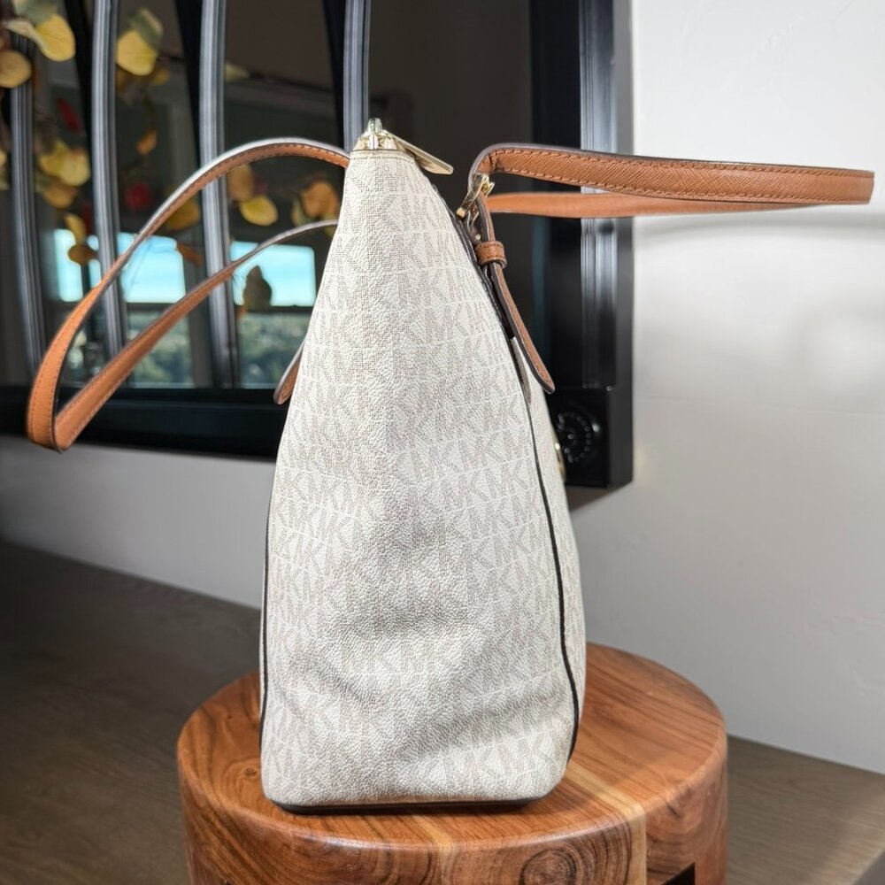 Michael Kors MK Signature Tote Bag — Vanilla & Acorn Monogram - Picture 7 of 16